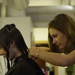 Se Jenny Skavlan som frisør - Cancam