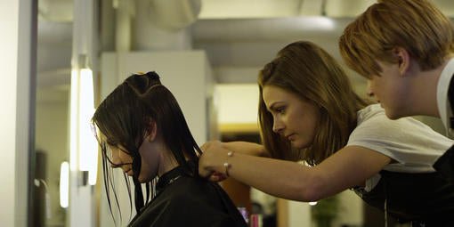 Se Jenny Skavlan som frisør - Cancam